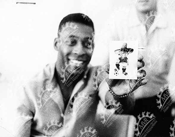 México 1970 - Pelé con la mascota Juanito